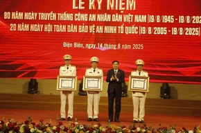 Đồng chí Trần Quốc Cường, Ủy viên Trung ương Đảng, Bí thư Tỉnh ủy Điện Biên trao Huân chương Lao động hạng Ba của Chủ tịch nước Cộng hòa dân chủ nhân dân Lào cho các cá nhân là lãnh đạo, nguyên lãnh đạo Công an tỉnh Điện Biên. 