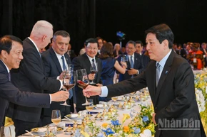 Chủ tịch nước Lương Cường chúc mừng các Trưởng đoàn dự Lễ mở ký Công ước Hà Nội. 