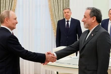 Tổng thống Nga Vladimir Putin tiếp Bộ trưởng Ngoại giao Iran Abbas Araghchi tại Điện Kremlin. (Ảnh: TASS)