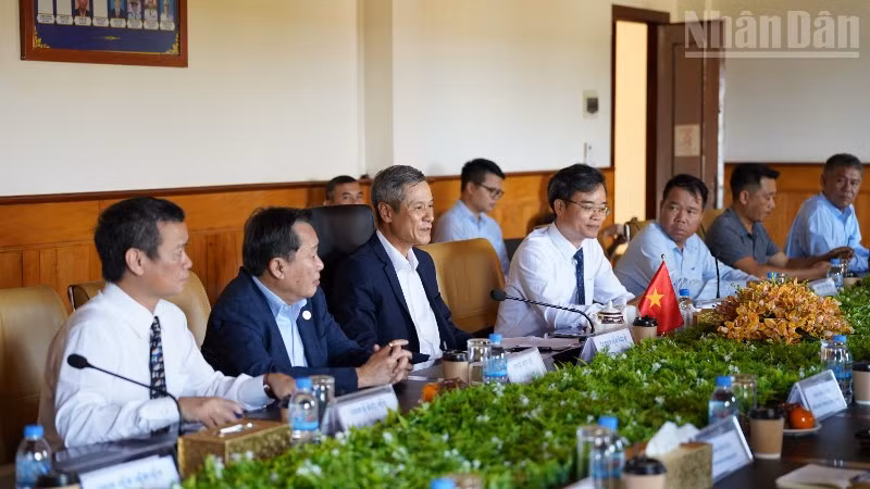 Đại sứ Nguyễn Minh Vũ và đoàn công tác tại buổi làm việc với chính quyền tỉnh Mondulkiri, địa phương cách thủ đô Phnom Penh khoảng 360 km. (Ảnh: ĐINH TRƯỜNG)