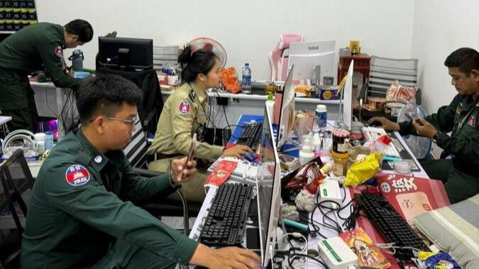 Lực lượng chức năng Campuchia thu thập chứng cứ tại một trung tâm lừa đảo trực tuyến vừa bị triệt phá. (Ảnh: Bộ Thông tin Campuchia) img-20250717-213641-992-548.jpg
