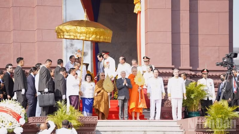 Quốc vương Norodom Sihamoni và các lãnh đạo cấp cao Campuchia tại Lễ kỷ niệm 72 năm Quốc khánh. (Ảnh: ĐINH TRƯỜNG)