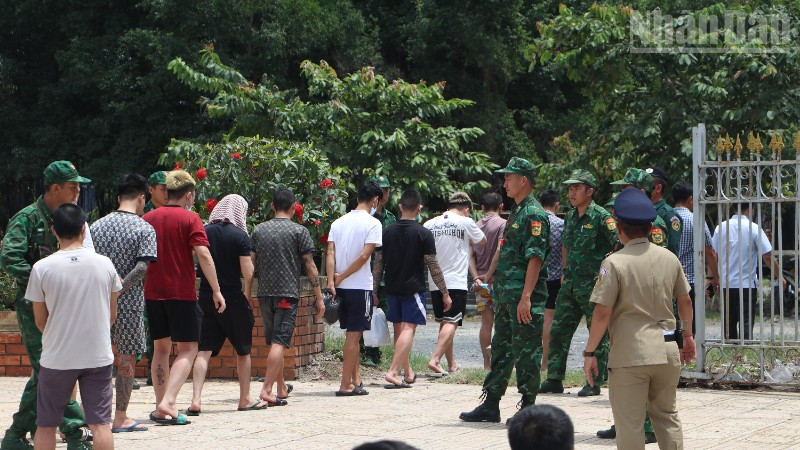 Các công dân do phía Campuchia trao trả di chuyển về khu vực do các lực lượng chức năng Việt Nam quản lý. (Ảnh: ĐINH TRƯỜNG) ndo_tr_img-2415-1060.jpg