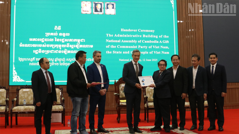 Đại sứ Việt Nam tại Campuchia Nguyễn Minh Vũ (thứ tư từ trái sang) thực hiện nghi thức bàn giao công trình tòa nhà hành chính mới của Quốc hội Campuchia do Việt Nam tài trợ.