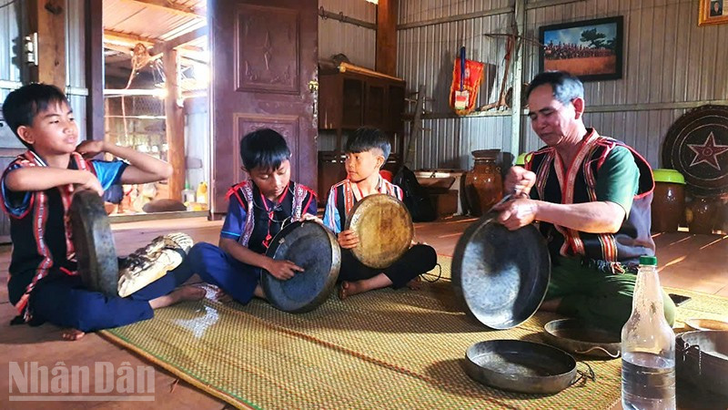 Nhà của nghệ nhân A Lip đã trở thành nơi dạy chiêng cho các cháu nhỏ.