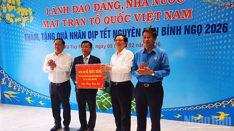 Phó Thủ tướng Hồ Quốc Dũng tặng quà tại xã Tuy Phước.