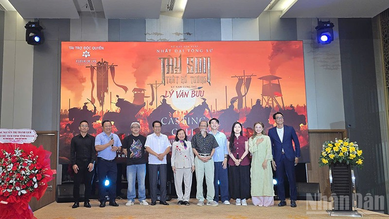 Ê-kíp sản xuất và các diễn viên tại buổi casting.