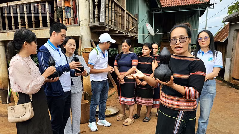 Du khách trải nghiệm du lịch cộng đồng tại thôn Ia Lôk, xã La Ly.