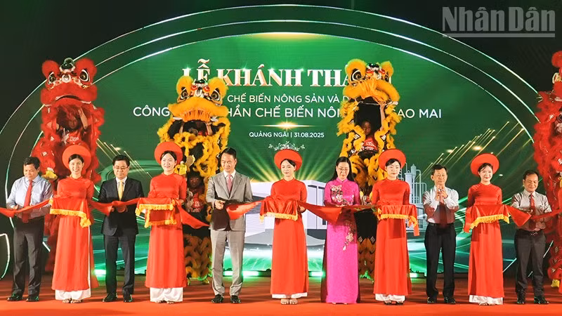 Các đại biểu cắt băng khánh thành Nhà máy chế biến nông sản và dược liệu Sao Mai