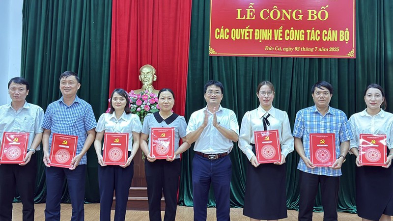 Trao các quyết định về công tác cán bộ tại xã Đức Cơ.