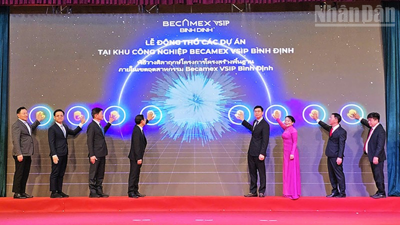 Các đại biểu bấm nút động thổ hàng loạt dự án trọng điểm thuộc Khu công nghiệp-đô thị-dịch vụ Becamex VSIP Bình Định.