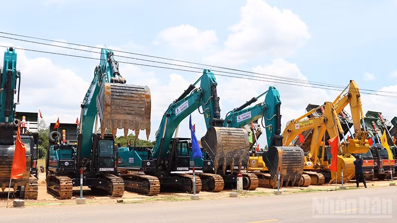 Máy móc, thiết bị đồng loạt ra quân, triển khai thi công dự án.