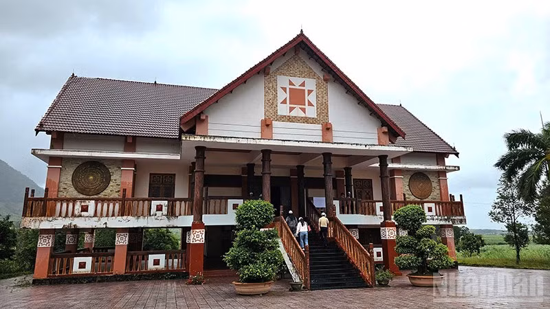 Nhà lưu niệm Anh hùng Núp, một trong những điểm tham quan khi đến làng kháng chiến Stơr.