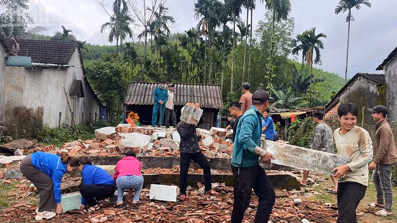 Lực lượng Thanh niên xung kích đến tận hộ dân khảo sát, tháo dỡ nhà cũ, vận chuyển gạch, cát, xi-măng và trực tiếp xây nhà.