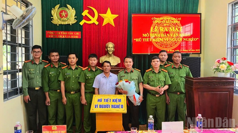 Lãnh đạo xã Ia Rsai chúc mừng Công an xã Rsai ra mắt mô hình "Hũ tiết kiệm vì người nghèo".