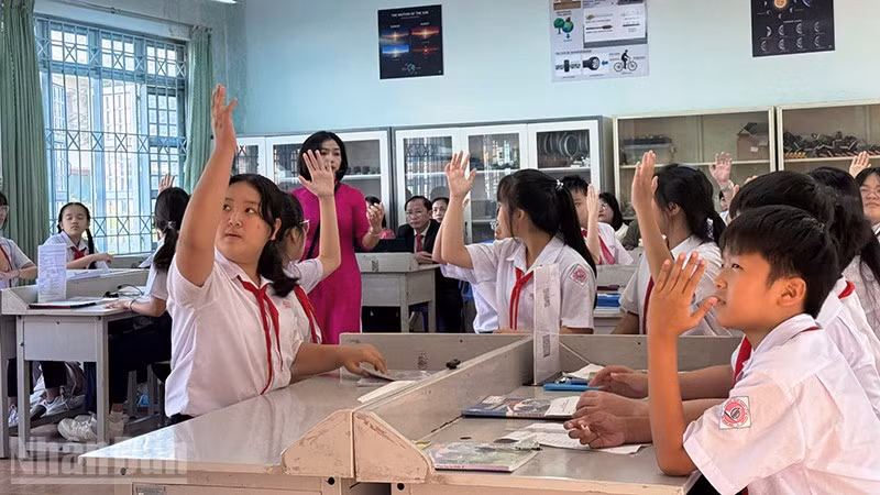 Các em học sinh sôi nổi tham gia tiết dạy minh họa.