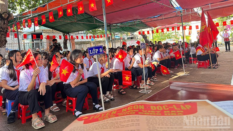 Học sinh xã đảo Nhơn Châu vui mừng đón năm học mới 2025-2026.