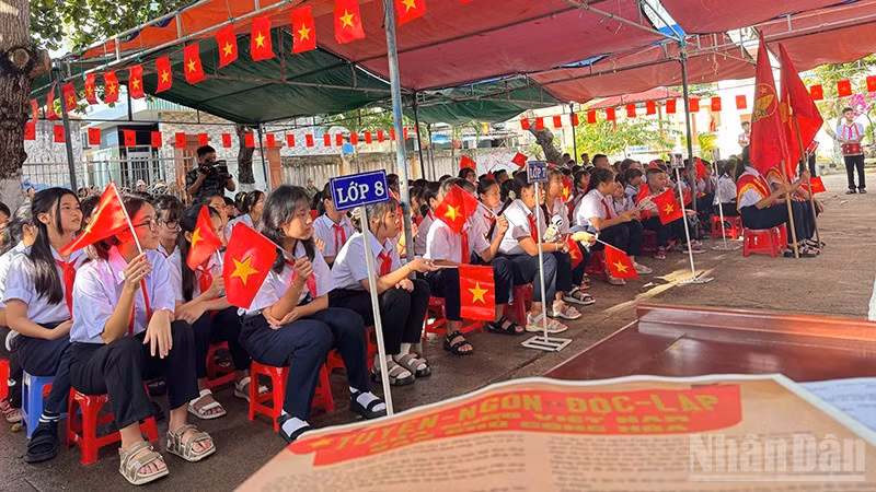 Học sinh xã đảo Nhơn Châu vui mừng đón năm học mới 2025-2026.