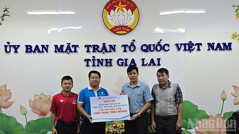 Đại diện Trường đại học Mở Thành phố Hồ Chí Minh trao bảng ủng hộ 100 triệu đồng tỉnh Gia Lai.