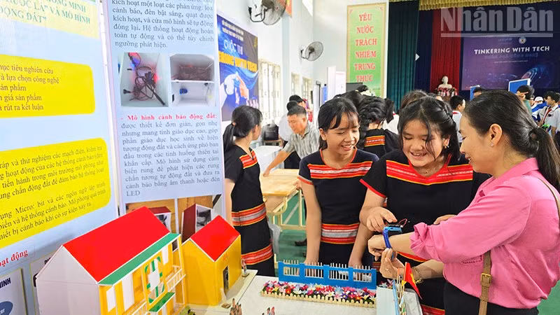 Đại biểu trải nghiệm các sản phẩm của học sinh Trường tiểu học-trung học cơ sở Đăk Dục.