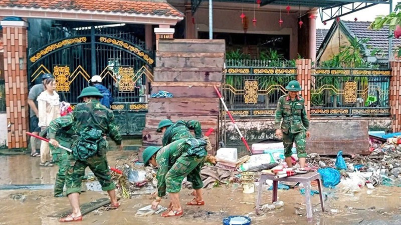 Hơn 1.000 cán bộ, chiến sĩ Sư đoàn 2 giúp nhân dân phường Quy Nhơn Đông sau lũ