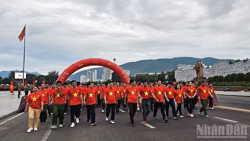 Hơn 5.000 người bao gồm cán bộ, chiến sĩ lực lượng vũ trang, công chức, viên chức, đoàn viên thanh niên và nhân dân trên toàn tỉnh Gia Lai đã tham gia hoạt động đi bộ