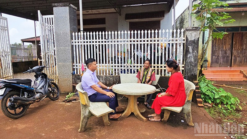 Già Rơ Châm Dik thường xuyên đi thăm hỏi, động viên người dân trong làng phát triển kinh tế, xây dựng đời sống văn hóa mới.