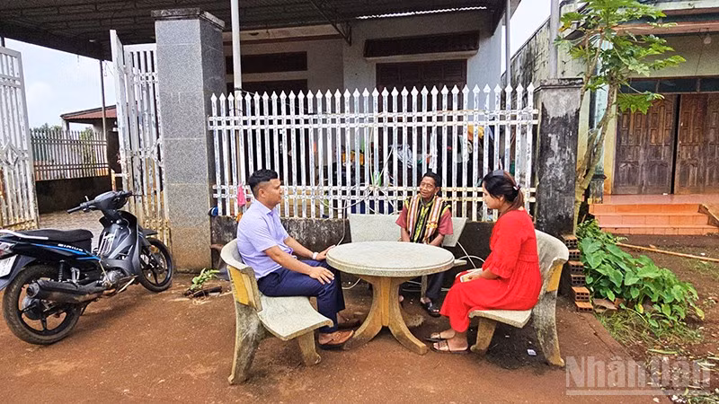 Già Rơ Châm Dik thường xuyên đi thăm hỏi, động viên người dân trong làng phát triển kinh tế, xây dựng đời sống văn hóa mới.