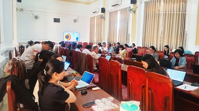 Cán bộ, công chức, viên chức xã Đức Cơ hào hứng tham gia lớp tập huấn ứng dụng trí tuệ nhân tạo.