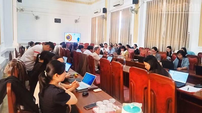 Cán bộ, công chức, viên chức xã Đức Cơ hào hứng tham gia lớp tập huấn ứng dụng trí tuệ nhân tạo.