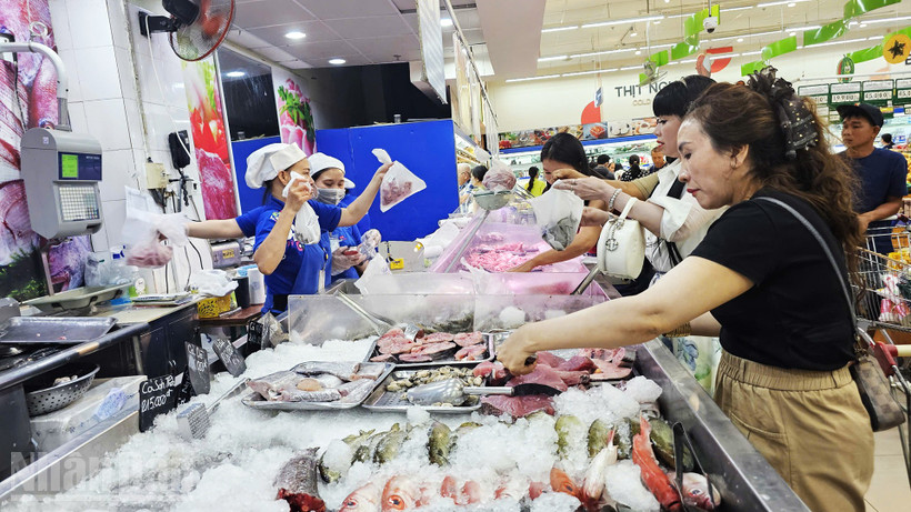 Người dân phía đông tỉnh Gia Lai chủ động tích trữ thực phẩm trước khi bão Kalmaegi đổ bộ.