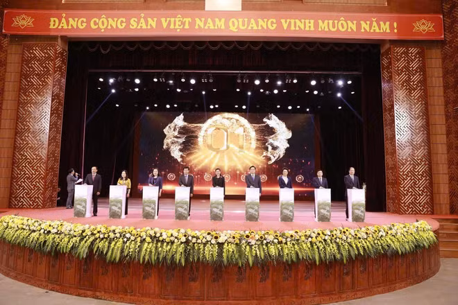 Các đại biểu thực hiện nghi thức triển khai Dự án khu công nghiệp Đoan Hùng - AMATA City Phú Thọ.