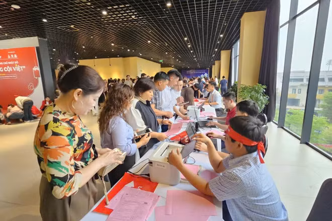 Người dân nô nức đăng ký hiến máu.