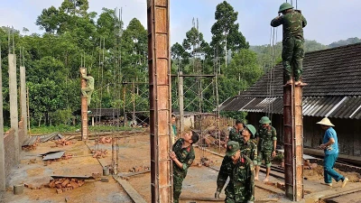 Chiến sĩ Trung đoàn 750 giúp xây nhà mới cho hộ người có công. (Ảnh: TUẤN SƠN).