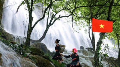 Sơn nữ H'Mông bên dòng thác Rêu.