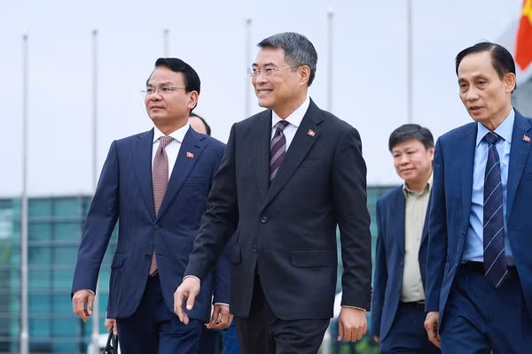Thủ tướng Lê Minh Hưng rời Hà Nội sang tham dự Hội nghị Cấp cao Kỷ niệm 35 năm quan hệ ASEAN-Nga tại Kazan. (Ảnh: Dương Giang/TTXVN)