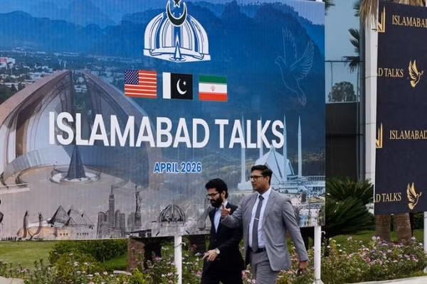 Người dân đi ngang qua trung tâm báo chí nơi diễn ra cuộc đàm phán giữa Mỹ và Iran tại Islamabad, Pakistan, ngày 11/4/2026. (Ảnh: Xinhua/Wang Shen)