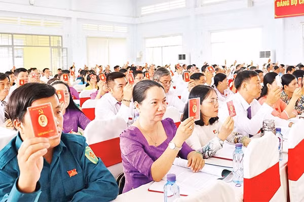 Đại biểu dự Đại hội Đảng bộ phường Long An lần thứ 1, nhiệm kỳ 2025-2030 biểu quyết các chỉ tiêu Nghị quyết.