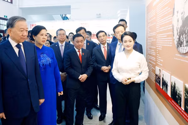 Tổng Bí thư, Chủ tịch nước Tô Lâm và Phu nhân nghe giới thiệu về Trường Dục Tài Nam Ninh. (Ảnh: Thống Nhất/TTXVN)