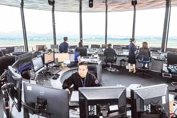 Các kiểm soát viên không lưu trực điều hành bay tại Đài Kiểm soát không lưu Nội Bài (Hà Nội).