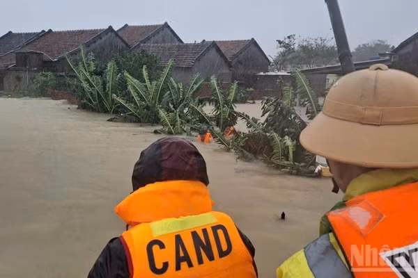 Mưa lớn kéo dài gây ngập sâu trên diện rộng tại nhiều tỉnh, thành phố miền trung, Tây Nguyên.