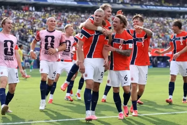Erling Haaland cùng các đồng đội tạo cột mốc lịch sử cho bóng đá Na Uy. (Ảnh: FIFA)