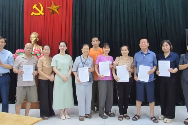 Lãnh đạo Đảng ủy phường Hồng Hà trao quyết định giao đất tái định cư cho các hộ dân thuộc diện giải phóng mặt bằng dự án cầu Tứ Liên.