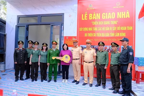 Thủ trưởng Công an tỉnh Lâm Đồng bàn giao nhà mới cho gia đình chị Đỗ Thị Phượng. (Ảnh: TUỆ NHÂN)