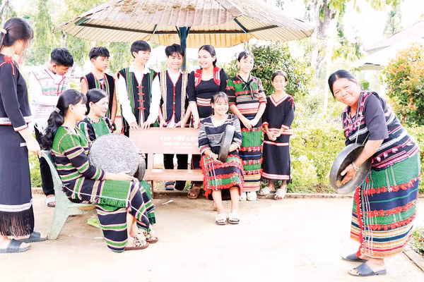 Các nghệ nhân trên địa bàn phường Đông Gia Nghĩa (Lâm Đồng) thực hành truyền dạy cồng chiêng cho học sinh Trường tiểu học và trung học cơ sở Trần Văn Ơn.