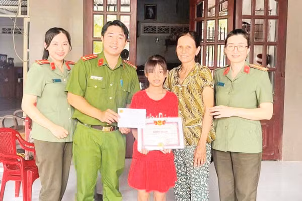 Đại diện Công an phường Bình Phước trao quà cho “Con nuôi”.