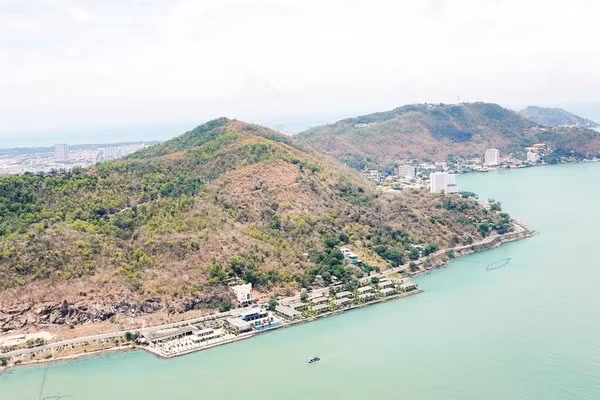 Núi Lớn, núi Nhỏ Vũng Tàu nhìn từ trực thăng.