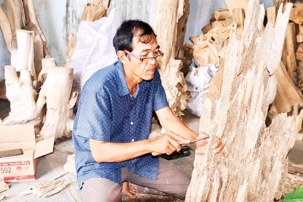 Ông Nguyễn Văn Thái (60 tuổi) đang miệt mài chế tác một khúc trầm cảnh mỹ nghệ.