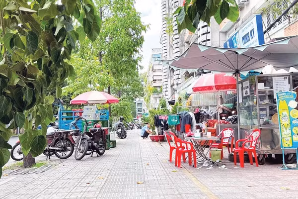 Phường An Đông kẻ vạch trên vỉa hè kết hợp quản lý cấp phép sử dụng tạm thời lòng đường, vỉa hè qua phần mềm (Ảnh QUÝ HIỀN)