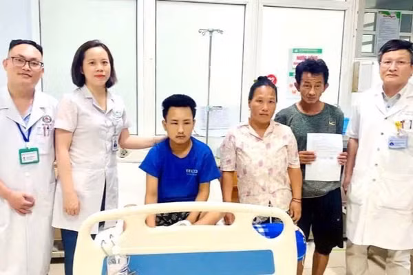Sau nhiều ngày kiên trì điều trị, sức khỏe nam sinh có nhiều chuyển biến tích cực. 